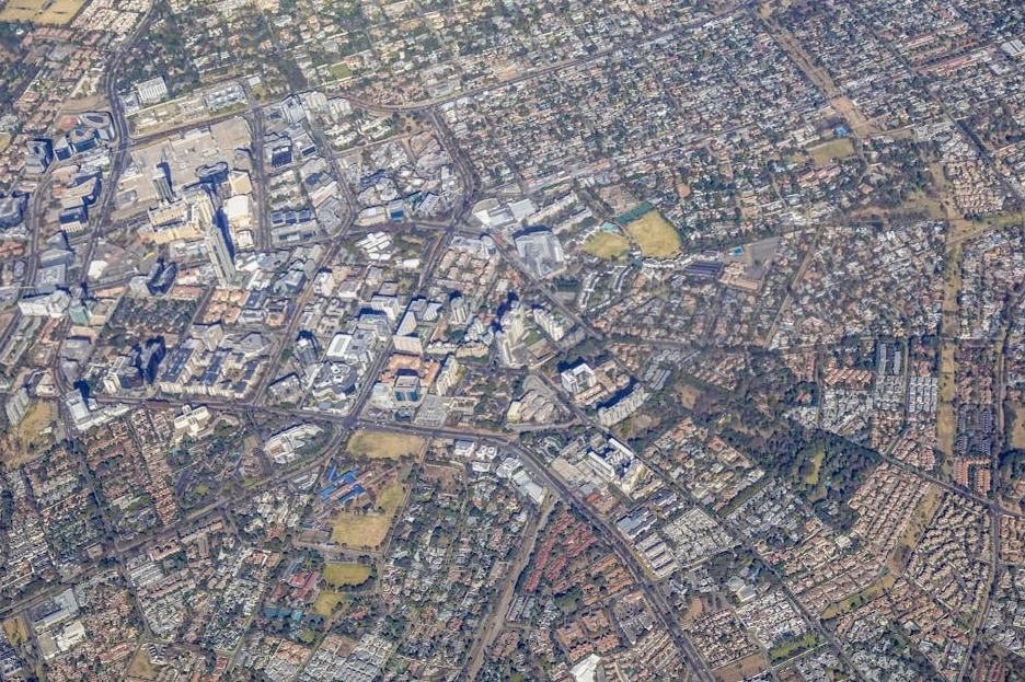 Letecký pohled na moderní město symbolizující tržní prostředí